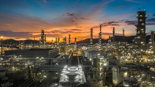 产品力量以储油罐和石化工厂为业背景的炼油厂在黄昏空中观视石油和